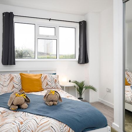 Modern 4 Bed House-Free Parking Apartment Burton  ภายนอก รูปภาพ