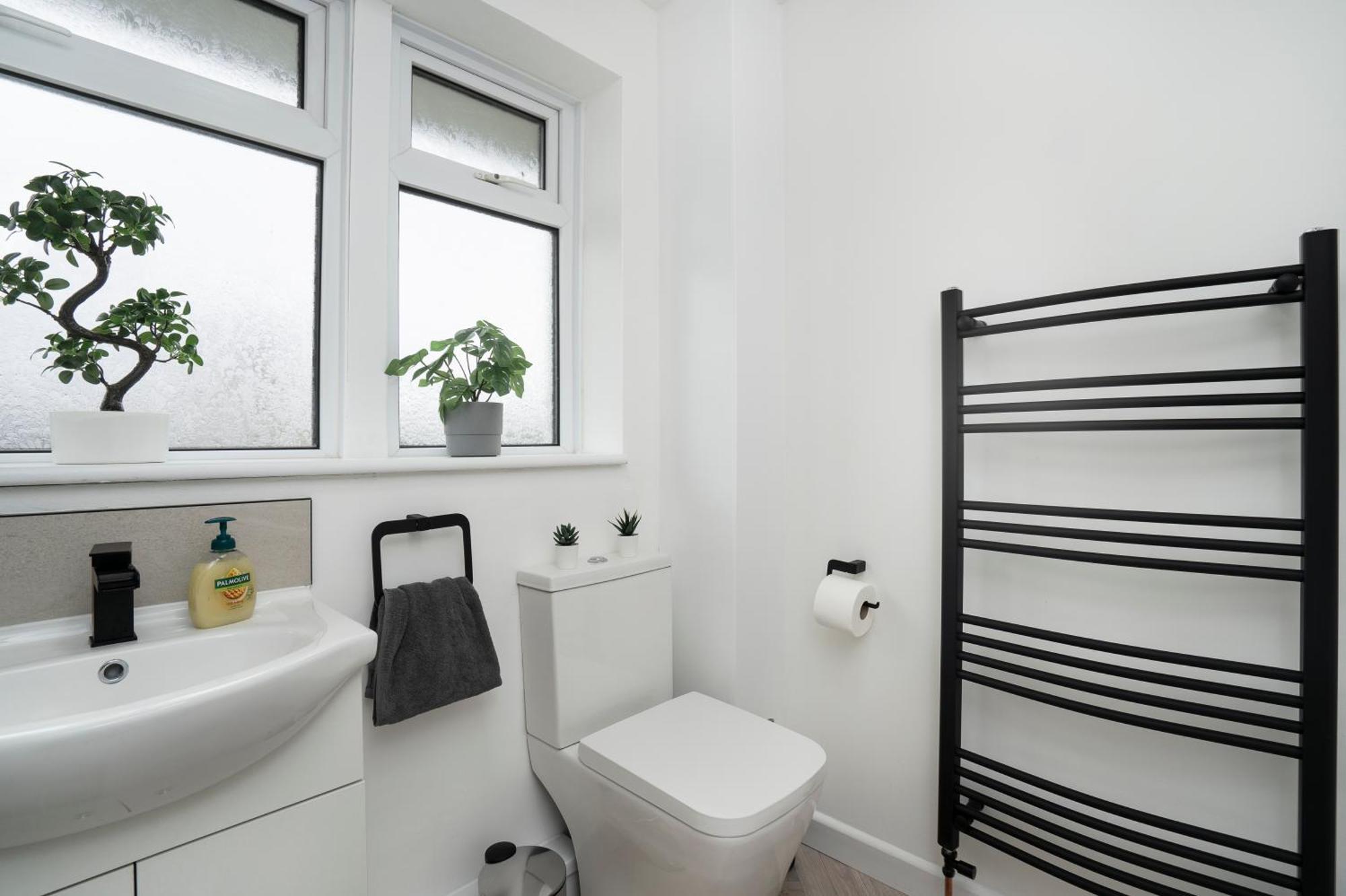 Modern 4 Bed House-Free Parking Apartment Burton  ภายนอก รูปภาพ
