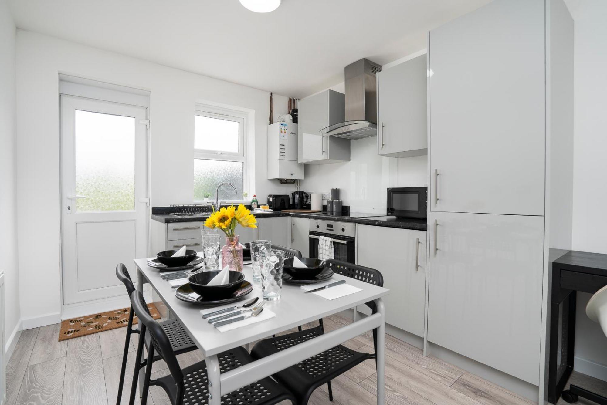 Modern 4 Bed House-Free Parking Apartment Burton  ภายนอก รูปภาพ