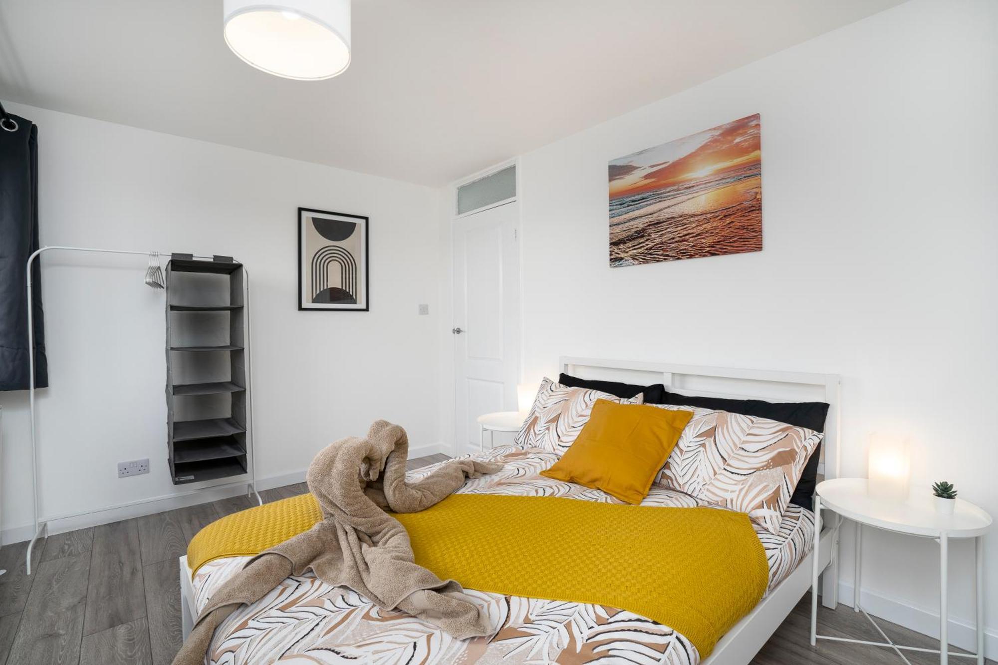 Modern 4 Bed House-Free Parking Apartment Burton  ภายนอก รูปภาพ